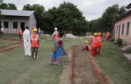 प्रधानमन्त्री रोजगार कार्यक्रम अन्तर्गत हरिवन नगरपालिका भित्र विभिन्न योजना अनुसार भइरहेका कामको अनुगमनमा l