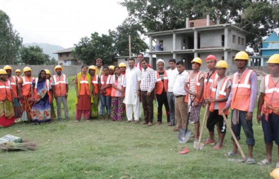 प्रधानमन्त्री रोजगार कार्यक्रम अन्तर्गत हरिवन नगरपालिका भित्र विभिन्न योजना अनुसार भइरहेका कामको अनुगमनमा l