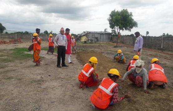 प्रधानमन्त्री रोजगार कार्यक्रम अन्तर्गत हरिवन नगरपालिका भित्र विभिन्न योजना अनुसार भइरहेका कामको अनुगमनमा l