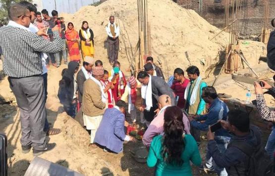 नगर बिकास कोष संगको साझेदारीमा करिब १४ करोडको लगानीमा हरिवन न.पा. वडा न.११ को बजार क्षेत्रमा बनाउन लागेको व्यापारिक भवनको शिलान्यास गर्नु हुदै हरिवन नगरपालिकाका प्रमुख/मेयर गणेश प्रसाई ।