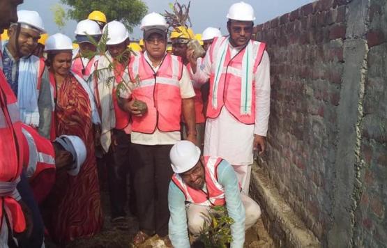  प्रधानमन्त्री रोजगार कार्यक्रम अन्तर्गत हरिवन नगरपालिकामा ४२२ लाई रोजगारीको शुभारम्भ गर्नु हुँदै हरिवन नगरपालिकाका प्रमुख/मेयर गणेश प्रसाई ।
