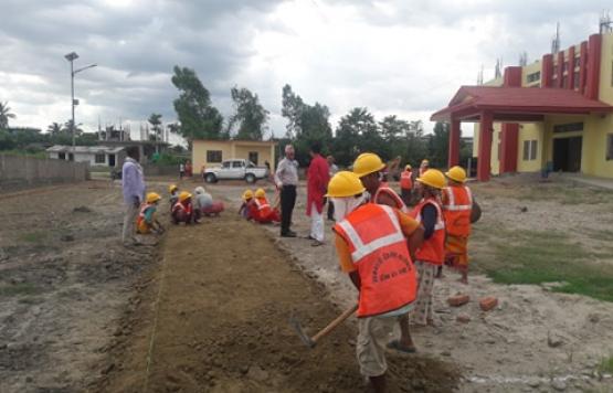 प्रधानमन्त्री रोजगार कार्यक्रम अन्तर्गत हरिवन नगरपालिका भित्र विभिन्न योजना अनुसार भइरहेका कामको अनुगमनमा l