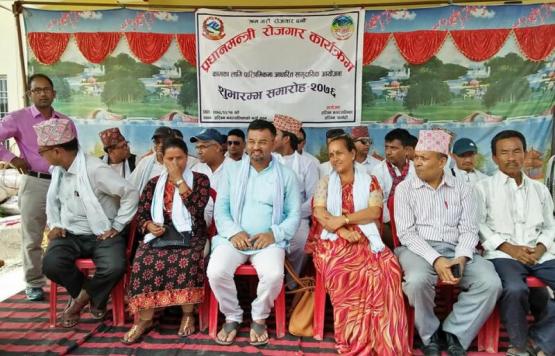  प्रधानमन्त्री रोजगार कार्यक्रम अन्तर्गत हरिवन नगरपालिकामा ४२२ लाई रोजगारीको शुभारम्भ गर्नु हुँदै हरिवन नगरपालिकाका प्रमुख/मेयर गणेश प्रसाई ।