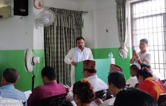 हरिवन नगरपालिकाको आर्थिक वर्ष २०७६/०७७ को वार्षिक विकास कार्यक्रम सार्वजनिकिकरण समारोहमा सम्बोधन गर्नुहुदै नगर प्रमुख  ।