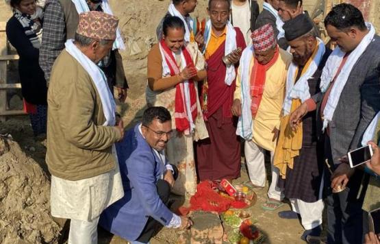 नगर बिकास कोष संगको साझेदारीमा करिब १४ करोडको लगानीमा हरिवन न.पा. वडा न.११ को बजार क्षेत्रमा बनाउन लागेको व्यापारिक भवनको शिलान्यास गर्नु हुदै हरिवन नगरपालिकाका प्रमुख/मेयर गणेश प्रसाई ।