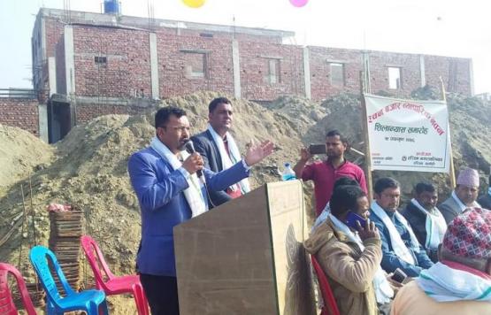 नगर बिकास कोष संगको साझेदारीमा करिब १४ करोडको लगानीमा हरिवन न.पा. वडा न.११ को बजार क्षेत्रमा बनाउन लागेको व्यापारिक भवनको शिलान्यास गर्नु हुदै हरिवन नगरपालिकाका प्रमुख/मेयर गणेश प्रसाई ।