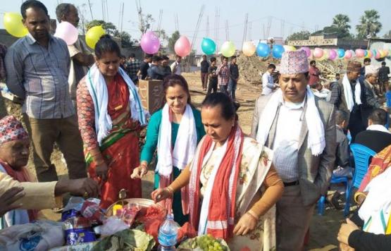 नगर बिकास कोष संगको साझेदारीमा करिब १४ करोडको लगानीमा हरिवन न.पा. वडा न.११ को बजार क्षेत्रमा बनाउन लागेको व्यापारिक भवनको शिलान्यास गर्नु हुदै हरिवन नगरपालिकाका उप  प्रमुख रेणुका पौडेल ।