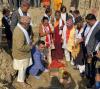 नगर बिकास कोष संगको साझेदारीमा करिब १४ करोडको लगानीमा हरिवन न.पा. वडा न.११ को बजार क्षेत्रमा बनाउन लागेको व्यापारिक भवनको शिलान्यास गर्नु हुदै हरिवन नगरपालिकाका प्रमुख/मेयर गणेश प्रसाई ।